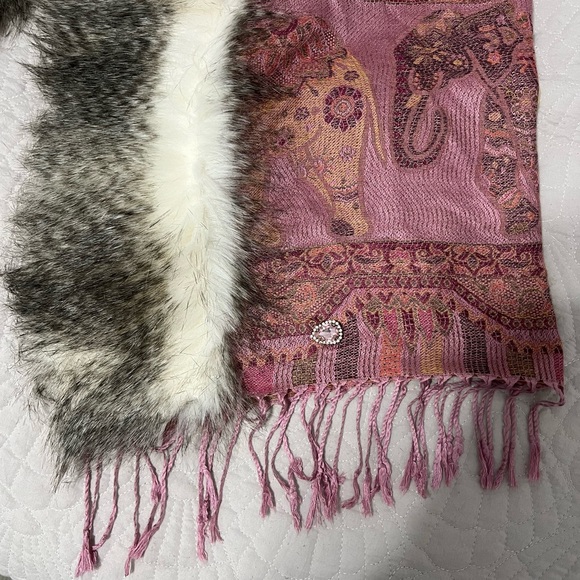 Fur Lined Shawl - Beautiful Pink Elephant pattern - Picture 3 of 4